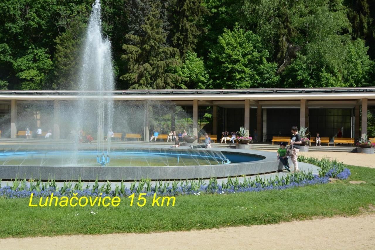 Retro Vila Guest House Slusovice Bagian luar foto