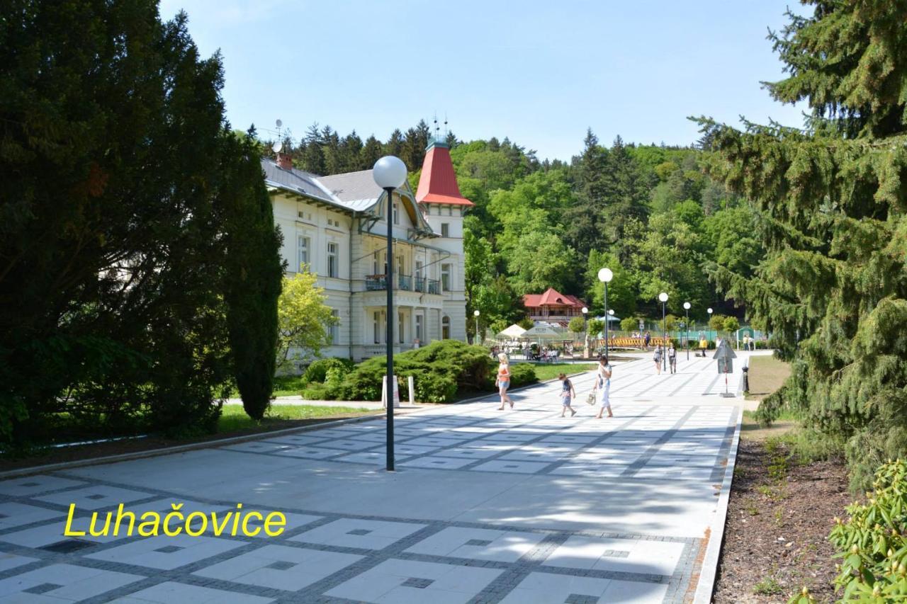 Retro Vila Guest House Slusovice Bagian luar foto